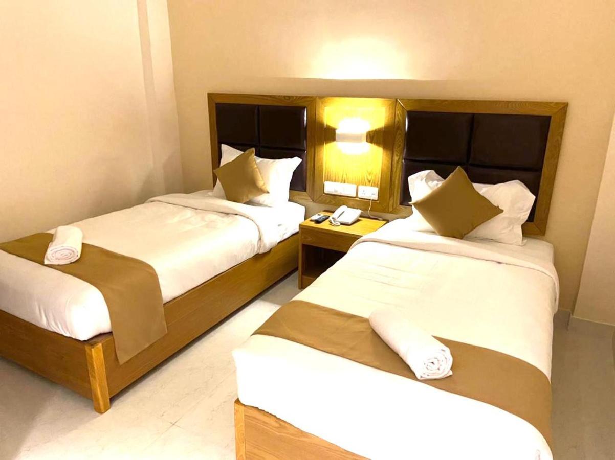Tag Hotels Irugur Esterno foto
